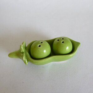 NEW TWO PEAS IN A POD 3 PIECE CERAMIC SALT & PEPPER SHAKER SET